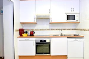 Η κουζίνα ή μικρή κουζίνα στο Apartamento Arcos Cala Real +26 φωτογραφίες