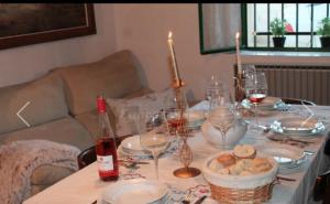 una mesa con copas de vino y una cesta de comida en Casa Rural Abuela Simona, en Vega de Santa María