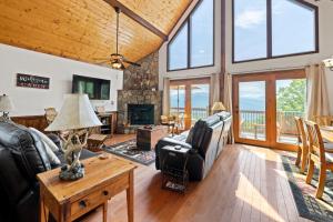 TV/trung tâm giải trí tại Native Winds Luxury Cabin Rental