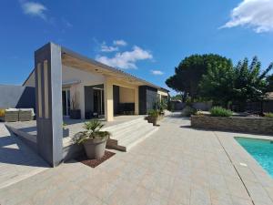 une villa avec une piscine et une maison dans l'établissement Belle villa avec piscine vue montagne à 10 mn de la mer à Argeles, à Argelès-sur-Mer