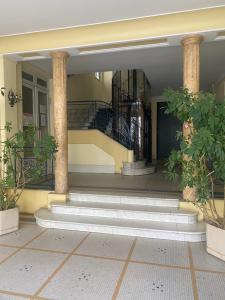 Studio cosy proche parcs, opéra, centre ville في فيشي: مبنى به درج ودرج حلزوني