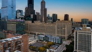 uma vista aérea de uma cidade com edifícios altos em Holiday Inn Hotel & Suites Chicago - Downtown, an IHG Hotel em Chicago