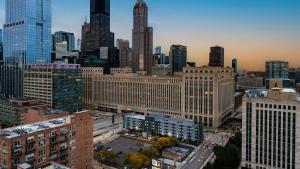 une vue aérienne sur une ville avec de grands bâtiments dans l'établissement Holiday Inn Hotel & Suites Chicago - Downtown, an IHG Hotel, à Chicago