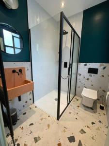 a bathroom with a shower and a toilet at Cute 1-Bedroom Ground Apartment in Stoke Newington in London