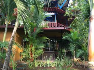ein Resort mit Palmen vor einem Gebäude in der Unterkunft Casa de veraneo Quinta Las Trillizas in Esparza