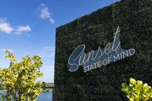 una señal para un estado unido de la construcción mental en Costa Hollywood Beach Resort - An All Suite Hotel, en Hollywood