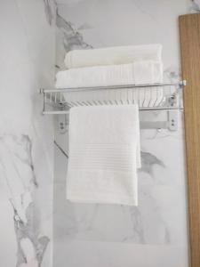 烏季達的住宿－DLX01 - Appartement Deluxe bien équipé- Centre Ville Oujda，带毛巾的浴室内的毛巾架