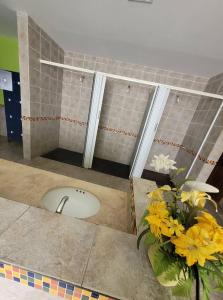 Un baño de Hotel Pórtico Norte