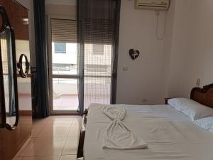 1 dormitorio con 1 cama con albornoz en CALM Blue Sea, en Durrës 16 fotos más