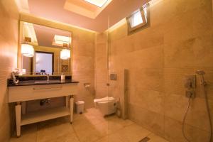 Ванная комната в The Mediteran Hotel +30 фотографий
