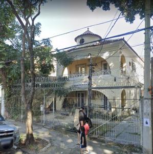 un groupe de personnes debout devant un bâtiment dans l'établissement Pousada CNU, à Rio de Janeiro