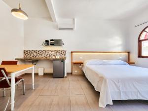1 dormitorio con cama, escritorio y mesa en Niebla Suites en Xalapa