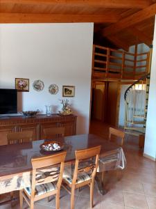 - une salle à manger avec une table et des chaises en bois dans l'établissement Casale Nel Verde, à San Vito Chietino