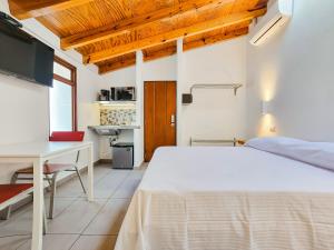 a bedroom with a white bed and a desk at Niebla Suites in Xalapa