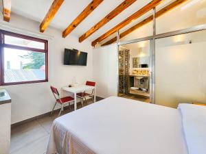 1 dormitorio con cama, mesa y ventana en Niebla Suites en Xalapa