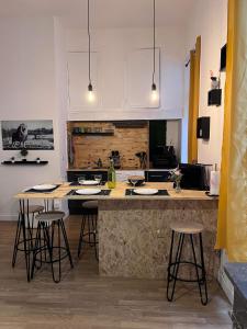 Kuchyňa alebo kuchynka v ubytovaní Charmant appartement climatisé aux pieds de la cité