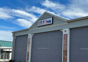 a sign on the top of a building at USA Inn in Alcoa