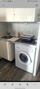 a kitchen with a washing machine and a sink at Appartement Ipanema Sud in Canet-en-Roussillon