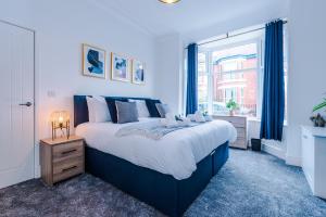 Un dormitorio con una cama grande y una ventana en Spacious 4-bed house in Crewe by 53 Degrees Property, ideal for Business & Contractors - Sleeps 7 en Crewe