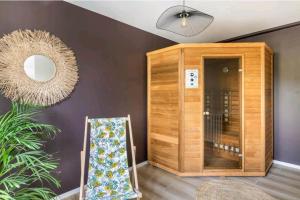 um quarto com um armário de madeira e um espelho em Le NATURE 1 Chambre et sauna em Colmar