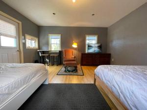 - une chambre avec deux lits, une table et une chaise dans l'établissement Bespoke Lake Cottage, à New Minas