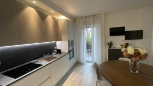 A kitchen or kitchenette at Casa Veronica nel cuore di Padova