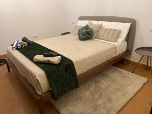 A bed or beds in a room at Villa para disfrutar en el Valle Golf Resort