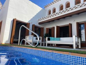莫夕亞的住宿－Villa para disfrutar en el Valle Golf Resort，一座带游泳池和房子的别墅