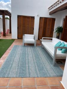 A seating area at Villa para disfrutar en el Valle Golf Resort