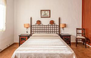 1 dormitorio con 1 cama con 2 mesas y 2 lámparas en Awesome Apartment In Villa Del Rey With Kitchen, en Villa del Rey