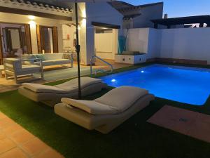 The swimming pool at or close to Villa para disfrutar en el Valle Golf Resort