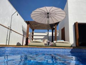 The swimming pool at or close to Villa para disfrutar en el Valle Golf Resort