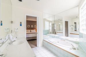Koupelna v ubytování Snowbird Townhouses by Elevate Vacations + 37 fotografií