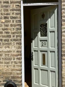 Una puerta blanca con el número veinte. en Victorian house between cathedral, river and station en Ely