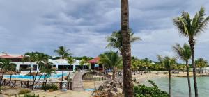 uitzicht op het zwembad van het resort bij Studio Lucie à MANGANAO in Saint-François