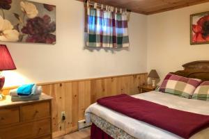 A bed or beds in a room at Pet-Friendly New York Cabin with Hot Tub and Game Room