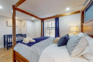 Schlafzimmer mit einem großen Bett mit einem Kopfteil aus Holz in der Unterkunft 1038 Cricket Lane in Long Pond