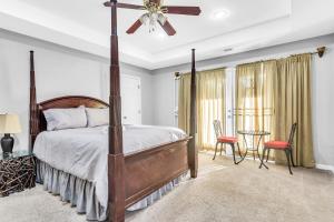 een slaapkamer met een bed en een plafondventilator bij Hidden Haven in Atlanta