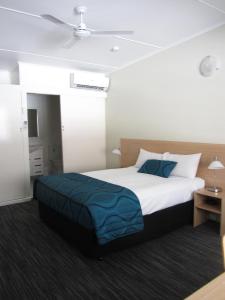 A bed or beds in a room at Urangan Motor Inn