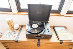 un tocadiscos sobre una mesa de madera en CampV, en Naturita
