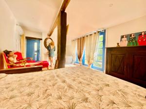 um quarto com uma cama grande e uma criança num quarto em Domaine de Ferrières Haut em Bruniquel
