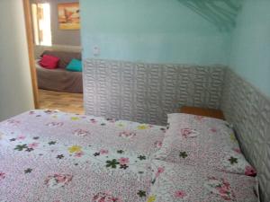 Schlafzimmer mit einem Bett mit rosa Bettwäsche und Blumen in der Unterkunft Hospedaria Recanto da Paz in Itaporanga dʼAjuda