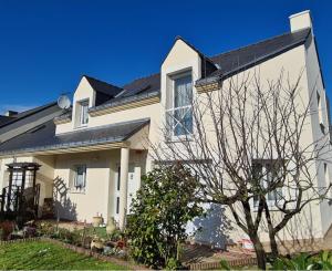 una casa bianca con tetto nero di Chambre et sdb privées avec accès indépendant et autonome a Saint-Herblain
