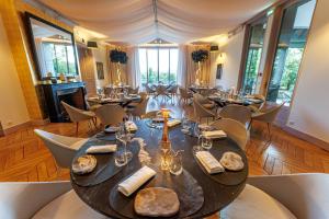 uma sala de jantar com uma grande mesa e cadeiras em Hôtel Villa Navarre em Pau