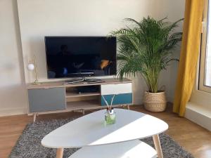 Televízia a/alebo spoločenská miestnosť v ubytovaní Milady Ocean View