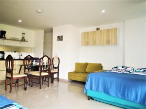 a bedroom with a bed and a table and chairs at Apartment cerca centro histórico Sta Fe Antioquia in Santa Fe de Antioquia