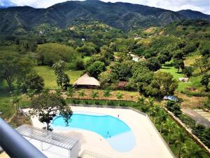 Výhled na bazén z ubytování Apartment cerca centro histórico Sta Fe Antioquia nebo okolí