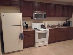 uma cozinha com um fogão branco e um frigorífico em Lovely 1-Bedroom/Near FedEx Field/Close to DC 