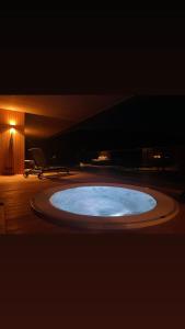 duży okrągły basen z wodą w pokoju z ławką w obiekcie Downhills Residence w mieście Zázrivá