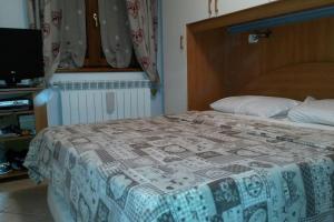 una camera con un letto con una trapunta sopra di Monte Rosa Vacation a Champoluc